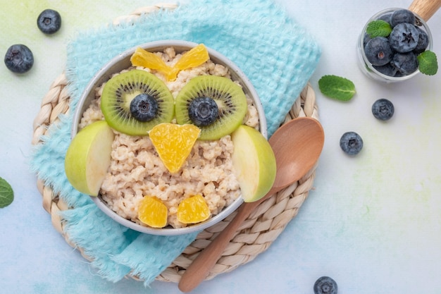 Bouillie de petit déjeuner pour enfants avec des fruits