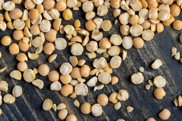 Bouillie de pois crus secs et non cuits sur la table