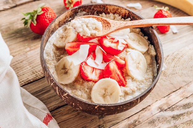 Bouillie de quinoa au lait de coco et fraises fraîches