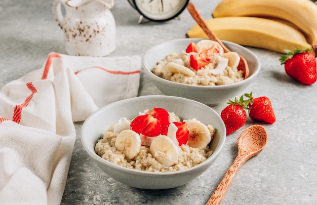 Bouillie de quinoa au lait de coco et fraises fraîches