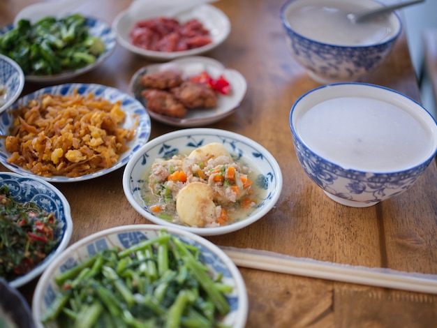 Bouillie de riz et accompagnement Concept petit-déjeuner THAI STYLE