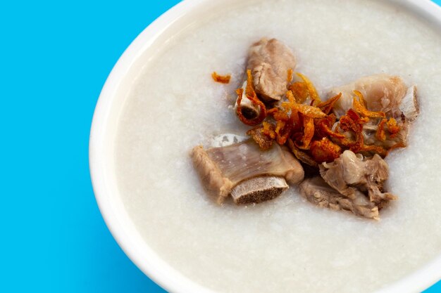 Bouillie de riz bouillie avec des côtes de porc