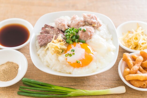 bouillie de riz avec du porc et des oeufs