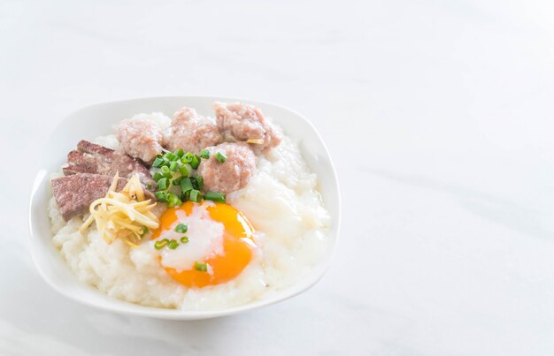 bouillie de riz avec du porc et des oeufs