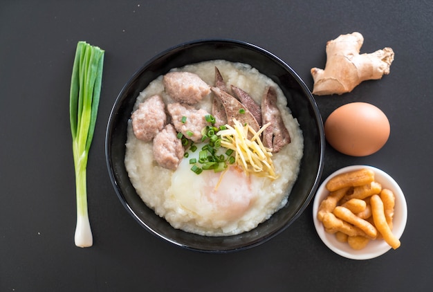 bouillie de riz avec du porc et des œufs