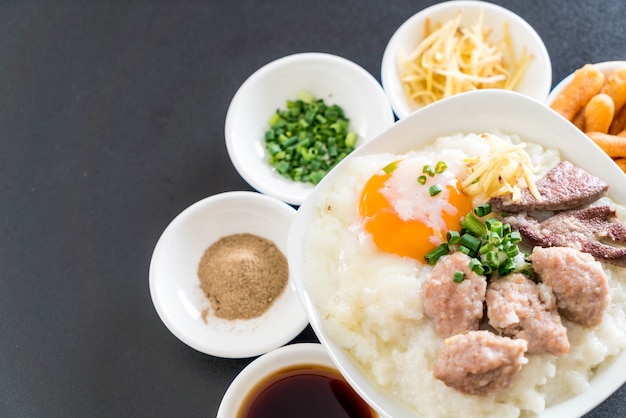 bouillie de riz avec du porc et des œufs