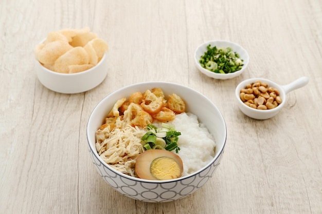 Bouillie de riz indonésienne Bubur Bubur Ayam servie avec du poulet et des œufs déchiquetés Mise au point sélective