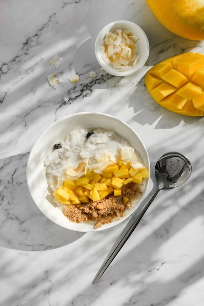 bouillie de riz à la mangue sur lait de coco