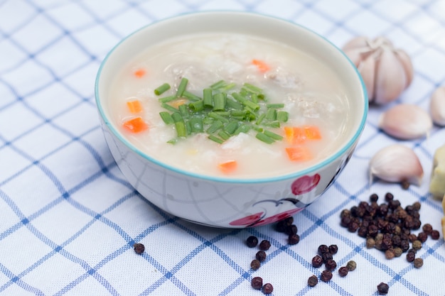 Bouillie de riz avec de la soupe de porc ou de riz, la culture alimentaire de l&#39;Asie à partir de riz