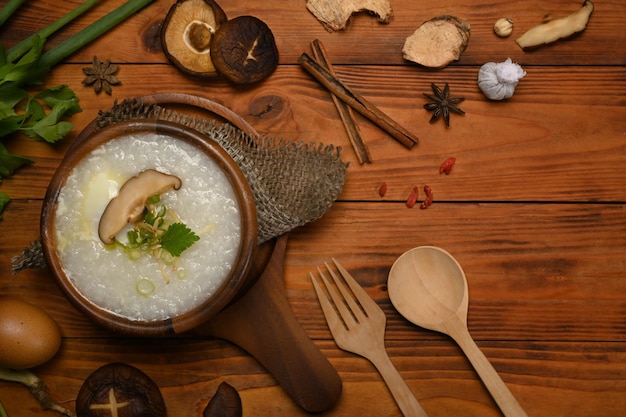 Bouillie de riz végétarienne avec œuf à la coque, tranche de champignon shiitake, gingembre et tranche d'échalote pour repas léger Vue de dessus