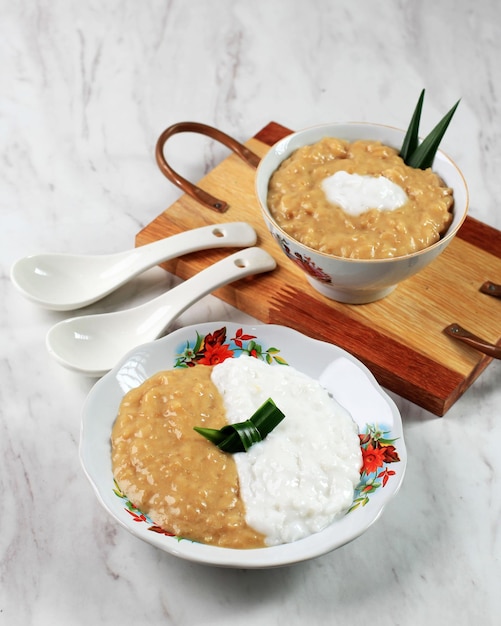 La bouillie rouge et blanche (Bubur Merah Putih ou Jenang Sengkolo ou Jenang Abang) est un plat pour accueillir la naissance d'un bébé à la Javanaise. Fabriqué à partir de riz, de sucre, de lait de coco, de feuilles de pandan et de sel.