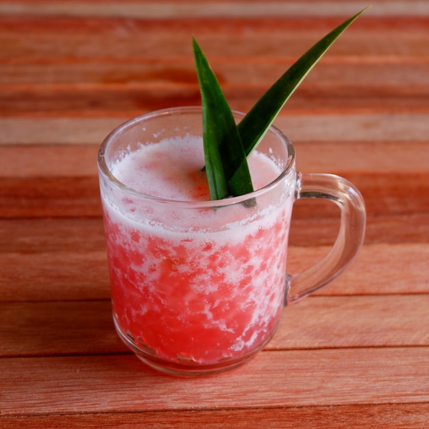 Bouillie de sagou dans un verre sur un fond en bois