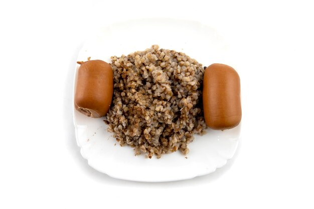 Bouillie de sarrasin avec saucisse sur fond blanc