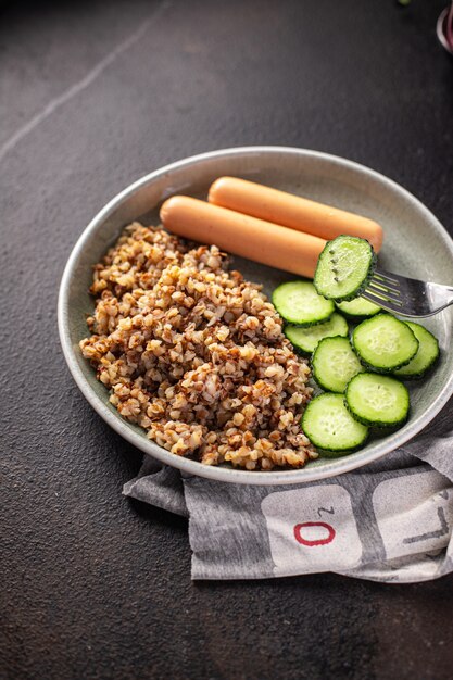 bouillie de sarrasin avec saucisses et salade de concombre portion fraîche prête à manger collation repas