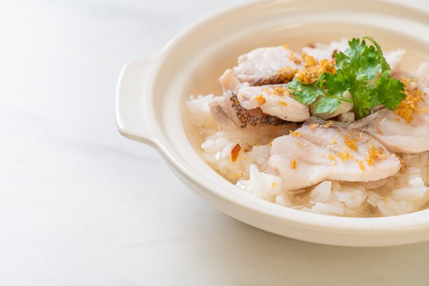 bouillie ou soupe de riz bouillie avec bocal à poisson