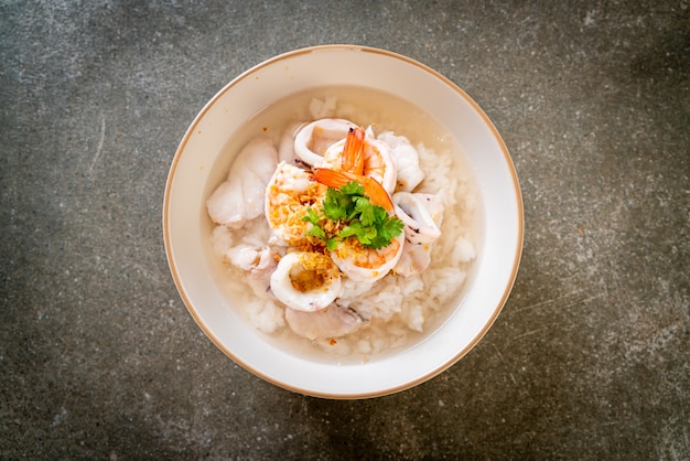 bouillie ou soupe de riz bouillie avec bol de fruits de mer (crevettes, calamars et poisson)