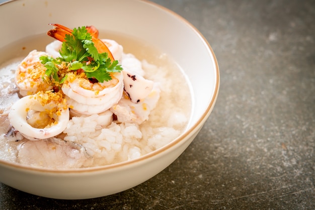 bouillie ou soupe de riz bouillie avec bol de fruits de mer (crevettes, calamars et poisson)
