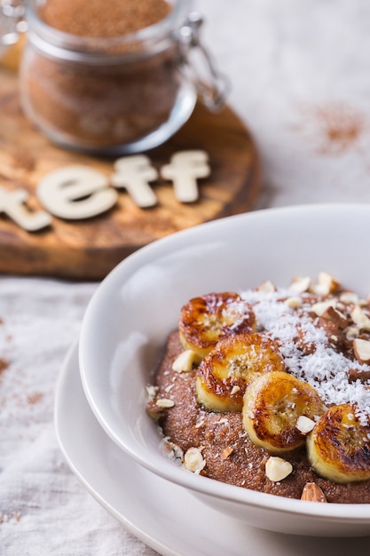 Bouillie de teff avec garniture de banane pour le petit déjeuner