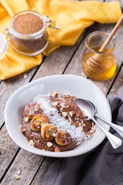 Bouillie de teff avec garniture de banane pour le petit déjeuner