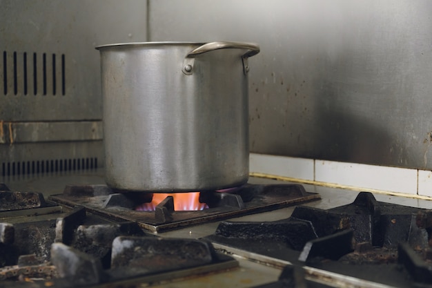 Bouillir l&#39;eau dans une marmite sur une cuisinière à gaz