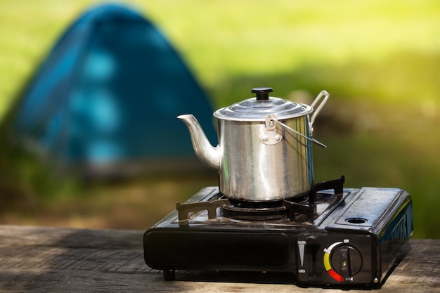 bouilloire de camping sur la cuisinière