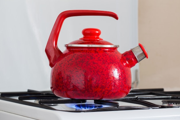 Bouilloire avec eau bouillante sur cuisinière à gaz