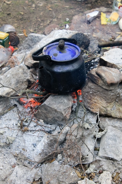 Bouilloire sur un feu de camp