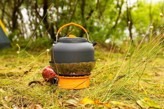 Bouilloire Touristique Sur Un Brûleur à Gaz. Cuisiner Dans Des Conditions De Terrain. Utilisation D'un Brûleur à Gaz Touristique