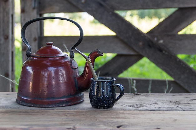 Bouilloire et yerba mate pour boire l'infusion traditionnelle d'Argentine et d'Amérique du Sud