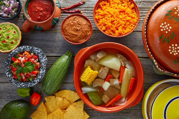 Photo bouillon de bœuf mexicain caldo de res dans la table