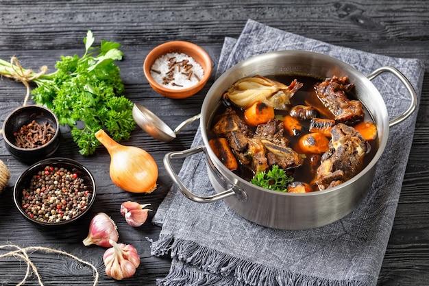 Bouillon de boeuf de viande de boeuf sur os aux épices