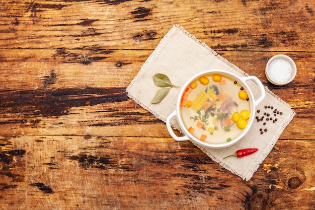 Bouillon de canard transparent avec boulettes et légumes. Bouillon traditionnel, nourriture saine.