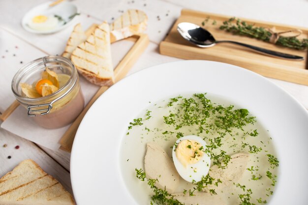 Bouillon chaud avec toasts et pâté