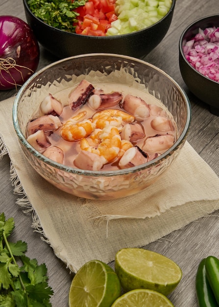 Photo bouillon de crevettes sans coquilles avec légumes pour accompagnement