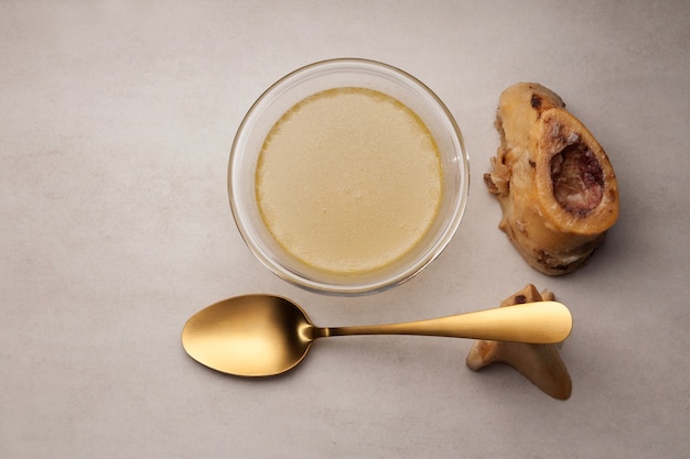 Bouillon d'os dans un bol en verre