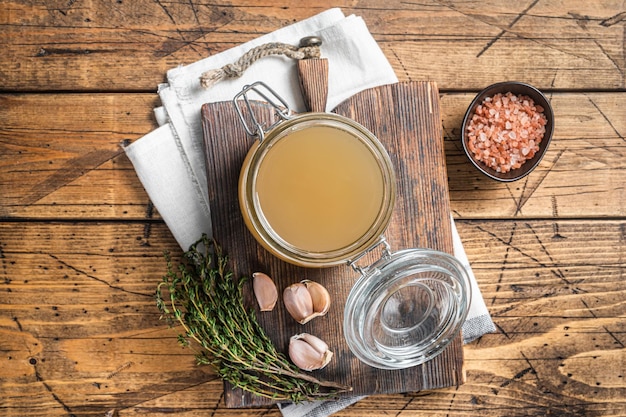 Bouillon d'os pour soupe au poulet dans un bocal en verre Fond en bois Vue de dessus