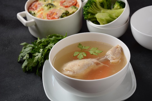 Bouillon de poulet, cuisse de poulet bouillie.