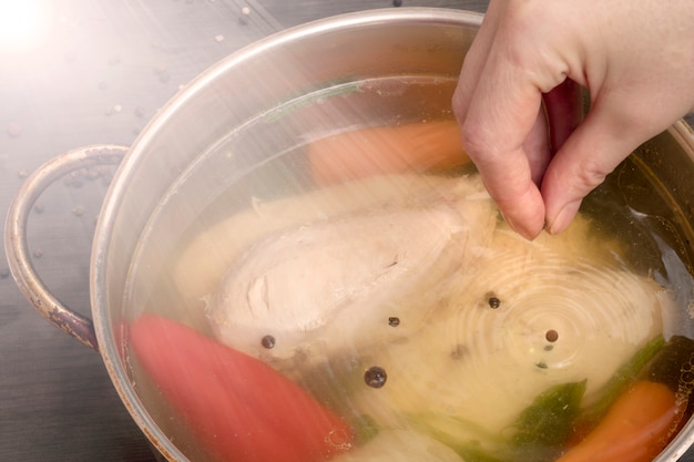 Bouillon de poulet frais dans une casserole en métal.