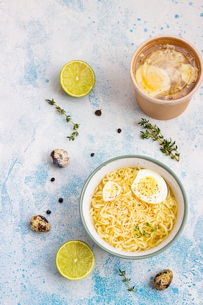 Bouillon de poulet maison avec nouilles et oeuf