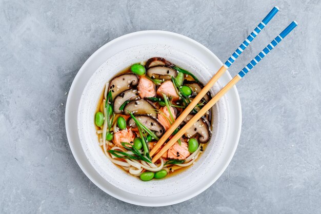 Bouillon de saumon et soba Soupe de nouilles au saumon avec champignons shiitake, haricots edamame et oignon vert