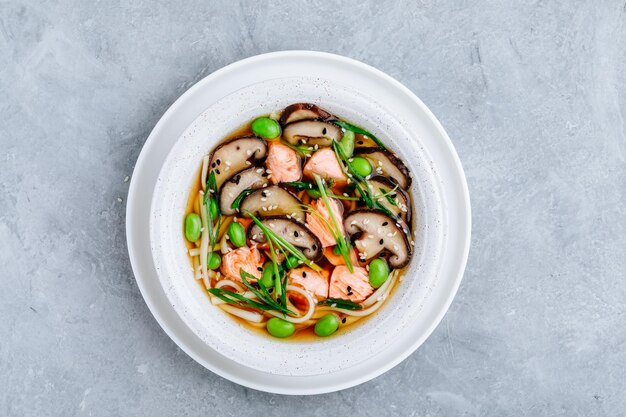 Bouillon de saumon et soba Soupe de nouilles au saumon avec champignons shiitake, haricots edamame et oignon vert