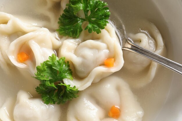 Bouillon savoureux avec gros plan de boulettes