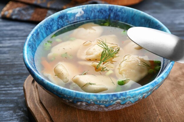 Bouillon savoureux avec gros plan de boulettes