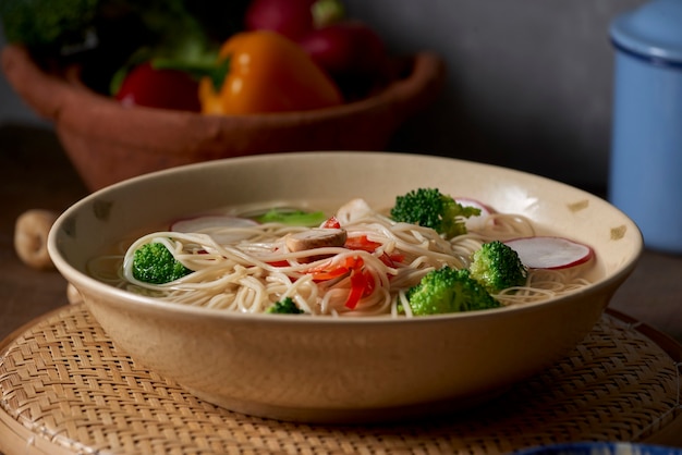 Bouillon de viande savoureux avec nouilles, brocoli et persil dans un bol