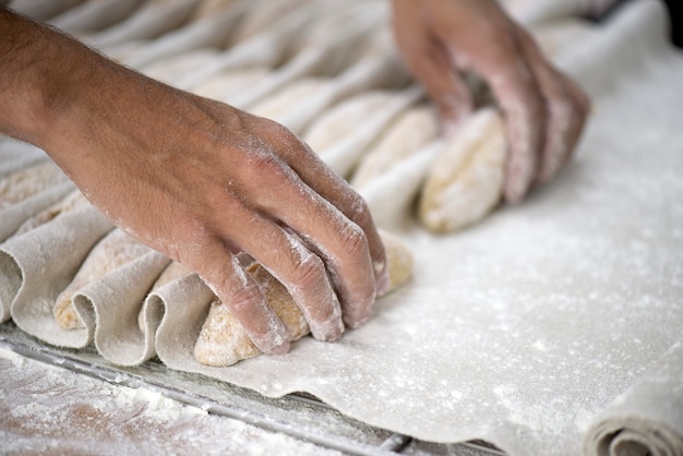 Le boulanger façonne le pain à cuire