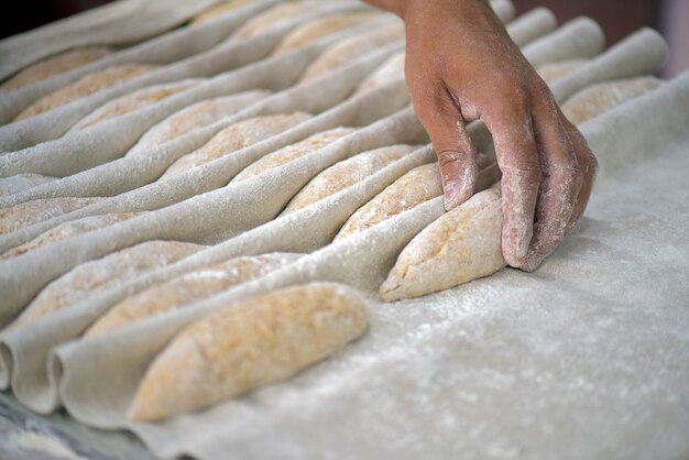 Le boulanger façonne le pain à cuire