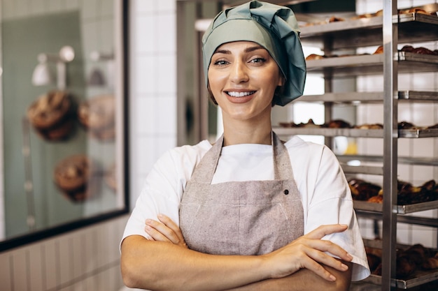 Boulanger femelle à la cuisine avec des croissants