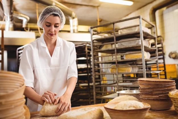 Boulanger femelle pétrir une pâte