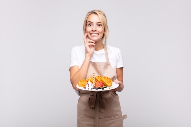 Boulanger de jeune femme jolie blonde