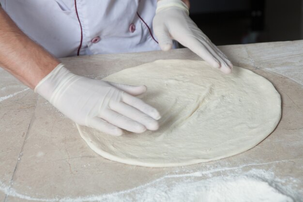 Boulanger mâle préparant la pizza